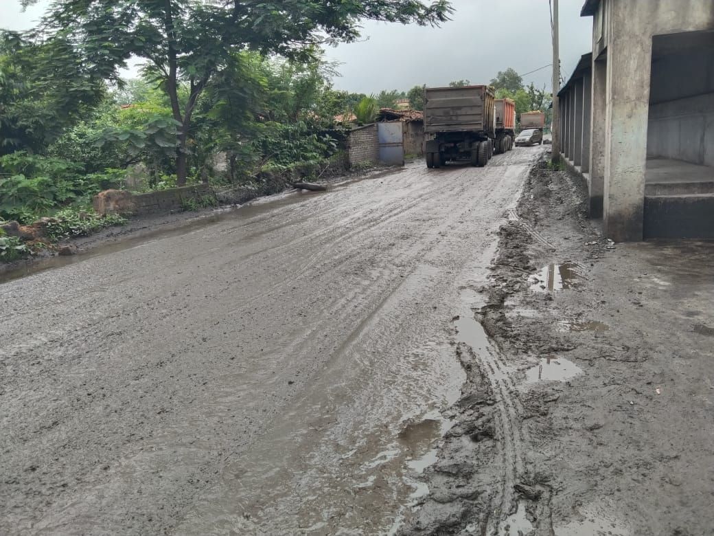 Tamnar News : “क्या हुआ तेरा वादा…. मिलुपारा-हुंकराडिपा की खस्ताहाल सड़क को लेकर फिर चक्काजम… खम्हरिया में एकजुट