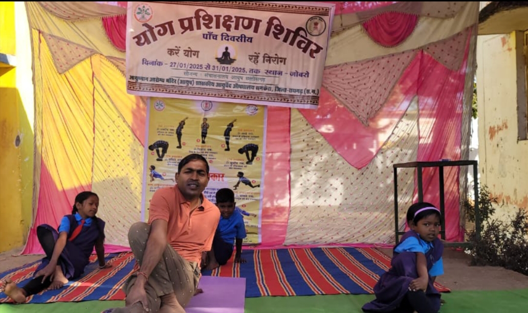 आयुष्मान आरोग्य मंदिर समकेरा के द्वारा योग प्रशिक्षण का आयोजन जोबरो में किया जा रहा है
