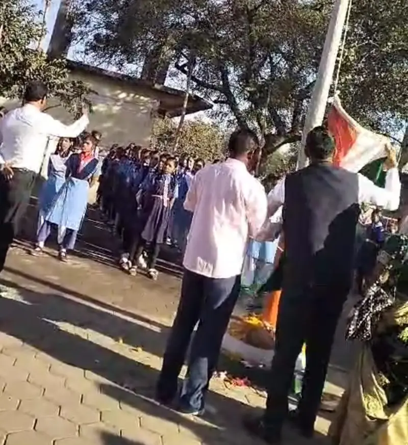 ग्राम पंचायत कुड़ुमकेला में फहराया गया उल्टा तिरंगा सोशल मीडिया में हो रही है वीडियो वायरल…..