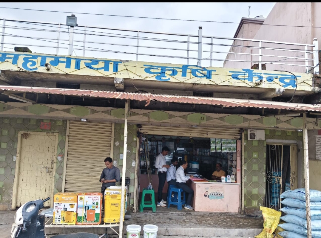 घरघोड़ा में उर्वरक विक्रेताओं पर छापामार कार्रवाई, गड़बड़ी मिलने पर महामाया कृषि केंद्र की बिक्री पर अनिश्चितकालीन रोक