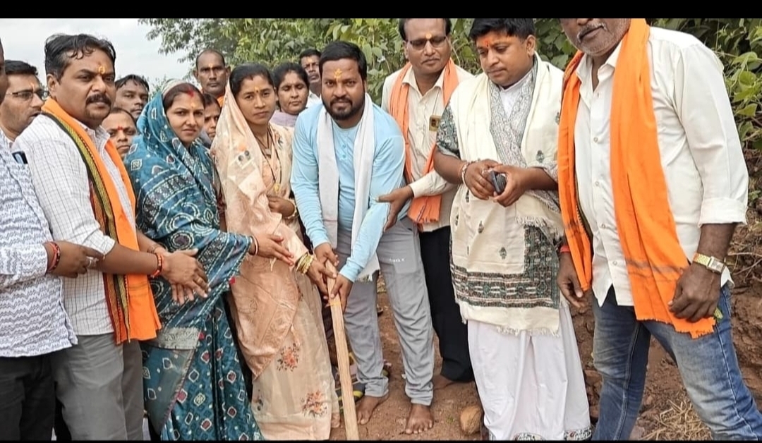 सांसद एवं केंद्रीय राज्य मंत्री तोखन साहू जी द्वारा स्वीकृत सामुदायिक भवन का धनरास में हुआ भूमि पूजन सम्पन्न