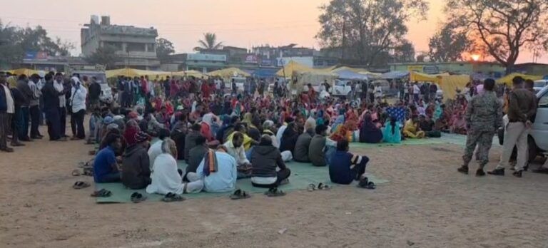 गारे–पेलमा में उबल रहा जनाक्रोश — ठिठुरन में भी नहीं डगमगा रहा आदिवासियों का संकल्प