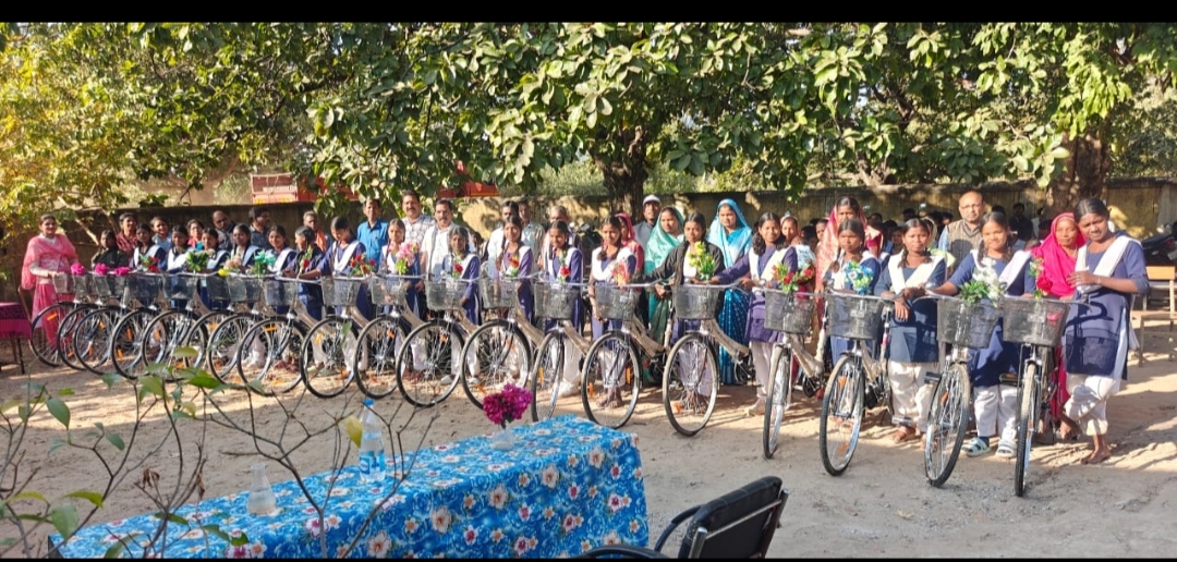 वनांचल की बेटियों को शिक्षा की रफ्तार: उरबा में 19 छात्राओं को निःशुल्क साइकिल, चेहरों पर लौटी मुस्कान