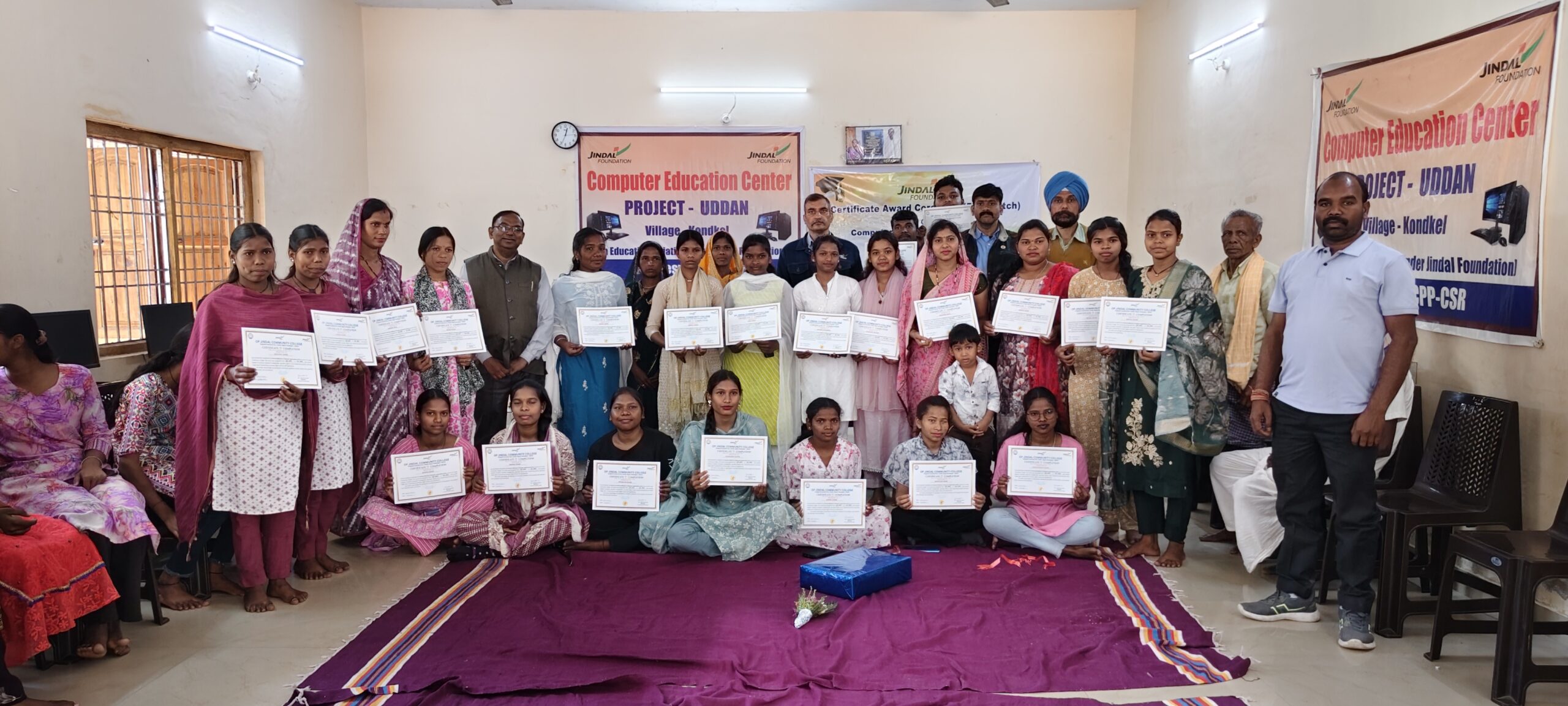 कोड़केल में 6 माह का कंप्यूटर प्रशिक्षण कार्यक्रम का पहला बैच सफलता पूर्वक संपन्न प्रमाण पत्र मिलने पर खिला छात्र छात्रओं&nbsp; का&nbsp; चेहरा