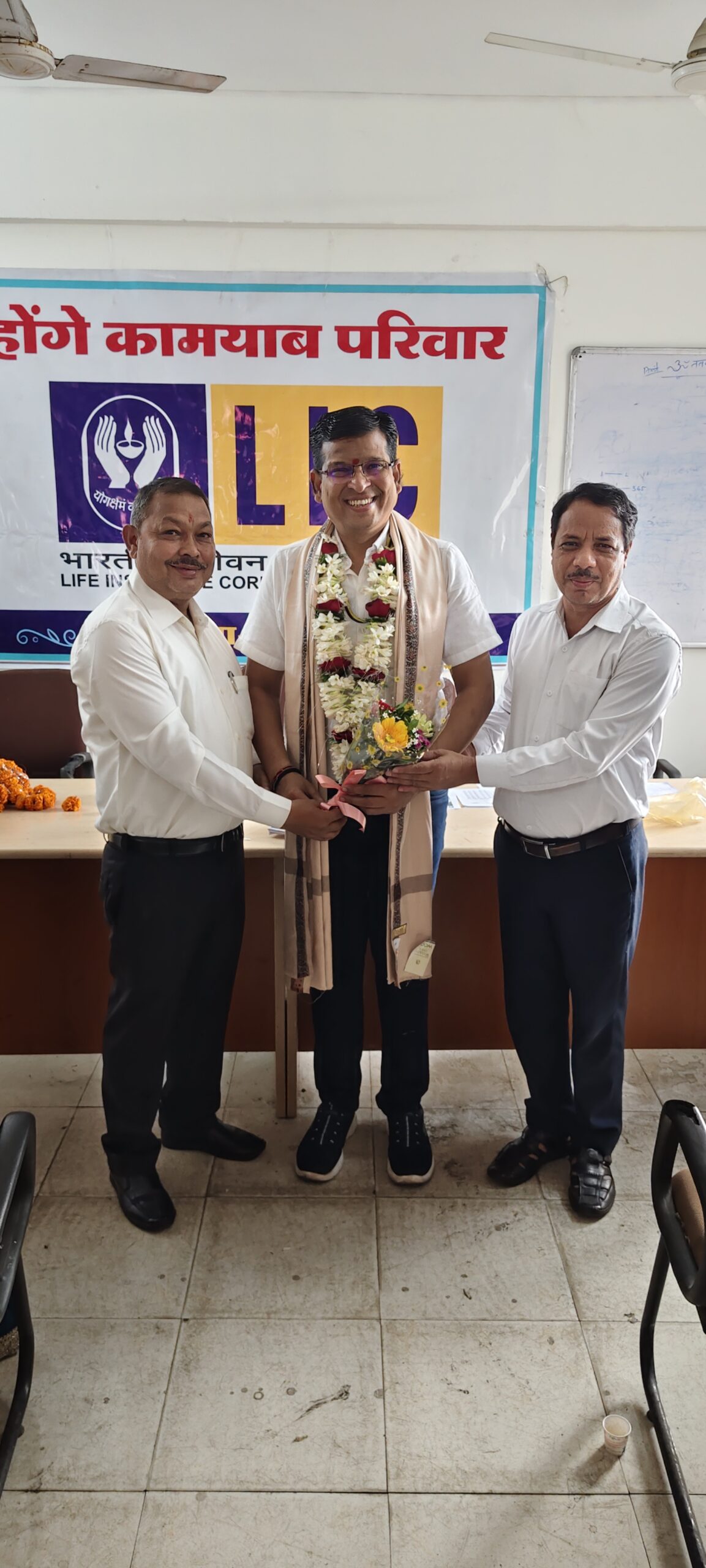 LIC रायगढ़ ब्रांच में इतिहास रचते दीपक कछवाहा, हर मोर्चे पर नंबर-1….1000 पॉलिसी लक्ष्य पूर्ण कर SBA विकास अधिकारी ने पूरे वित्तीय वर्ष जनवरी 2026 और 31 जनवरी को भी हासिल किया शीर्ष स्थान