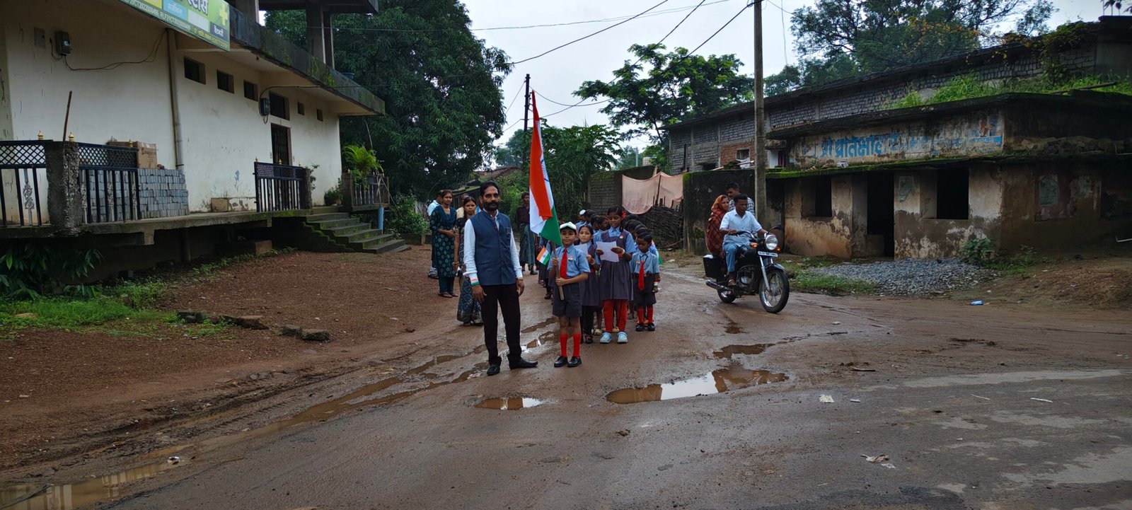 झमाझम बारिश के बीच प्राथमिक शाला मिलूपारा में गूंजा देशभक्ति का जश्न, गीत संगीत से बच्चों ने बांधा समां